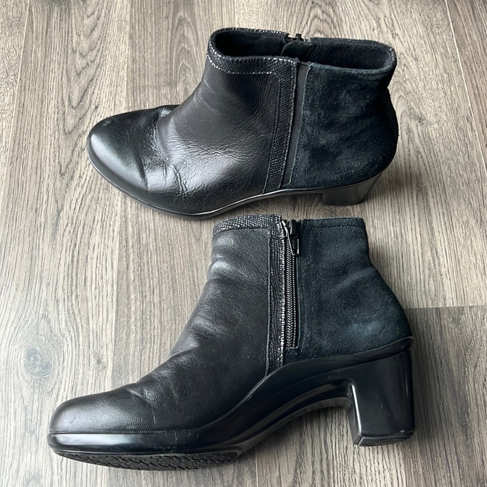 Aravon Black leather and suede booties ankle boots size 7.